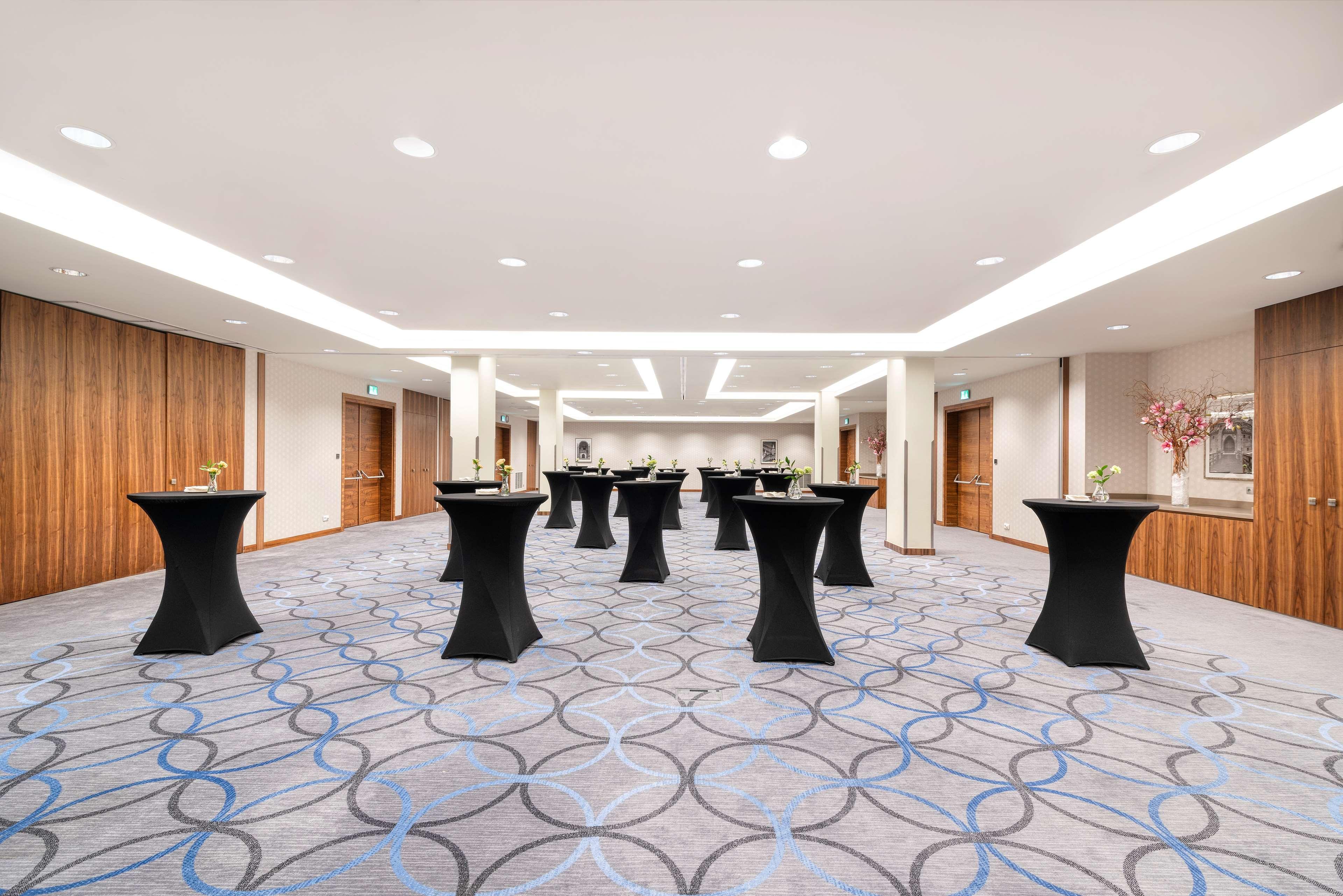 Doubletree By Hilton Krakow Hotel & Convention Center Bagian luar foto