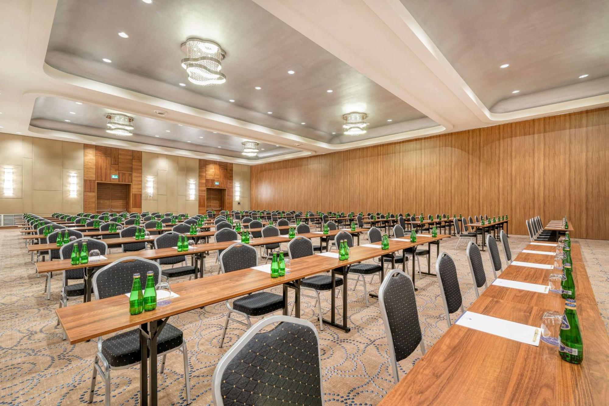 Doubletree By Hilton Krakow Hotel & Convention Center Bagian luar foto